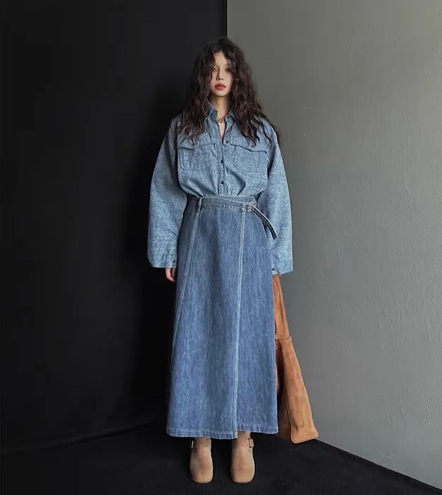 Женская джинсовая рубашка и юбка