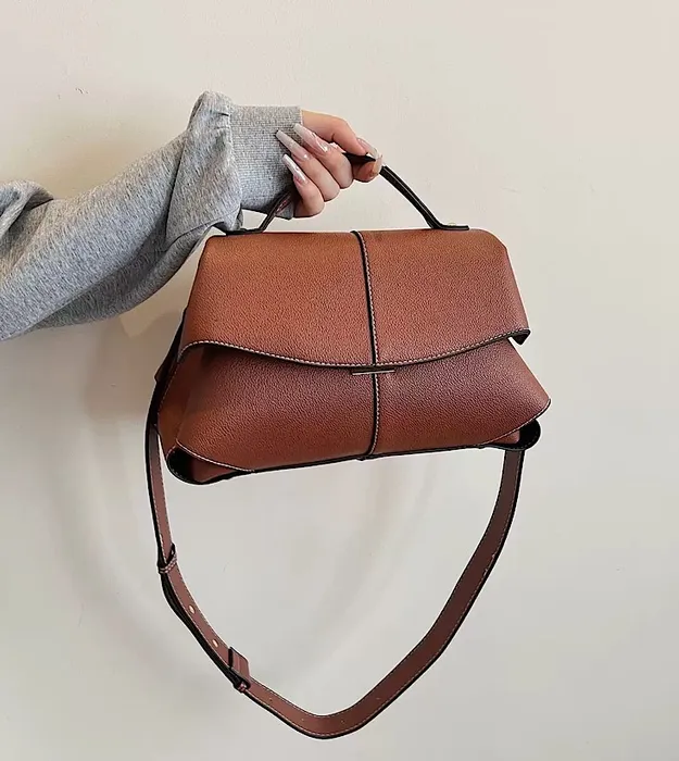 Коричневый