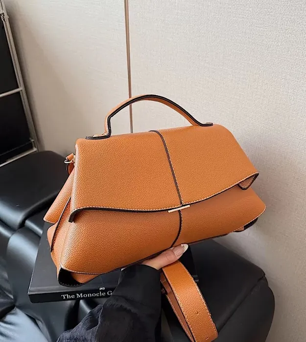 Светло коричневый