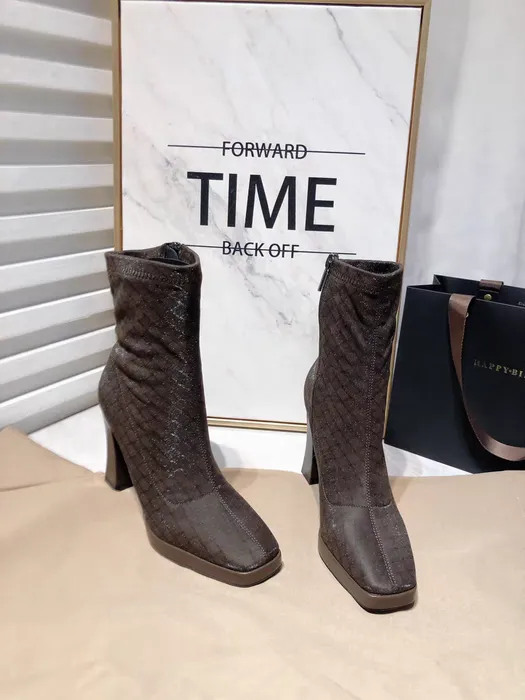 Коричневый