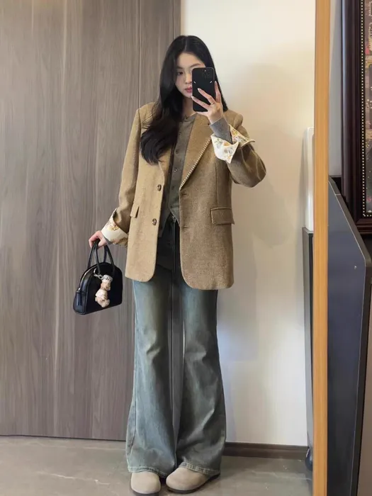 Коричневый