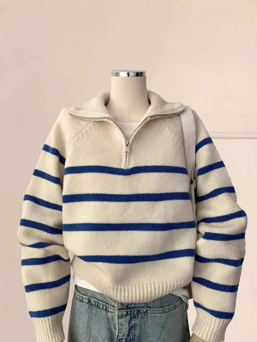 Белый полосатый флисовый свитер